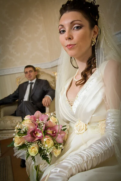 Красивая невеста и жених в помещении — стоковое фото