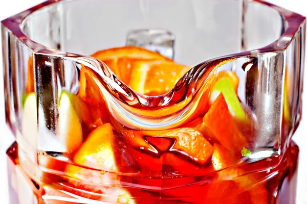 Schłodzone, orzeźwiający napój owocowy w słoiku — Zdjęcie stockowe