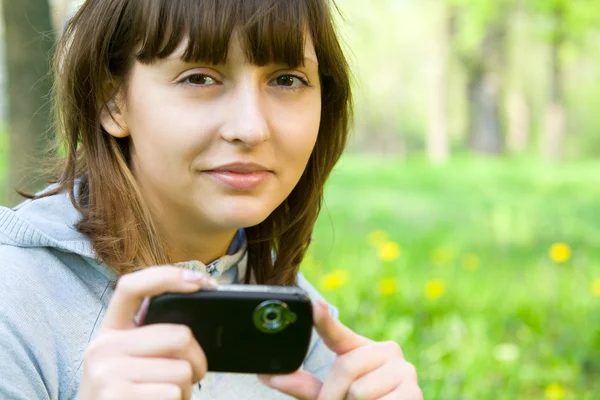 Νεαρή γυναίκα λαμβάνοντας εικόνα με ψηφιακή φωτογραφική μηχανή — Φωτογραφία Αρχείου