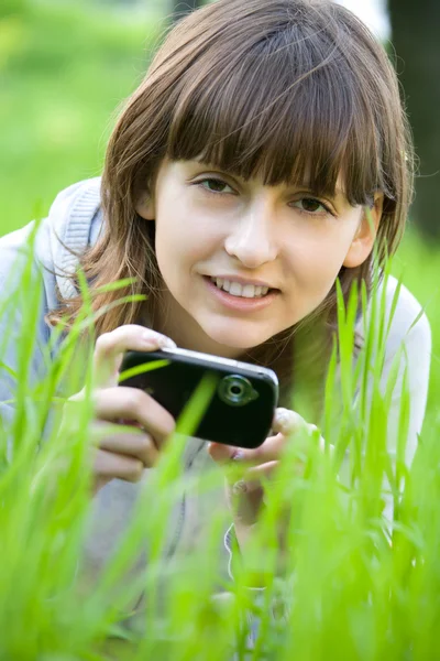 Young woman taking picture with digital camera — Stock Photo, Image