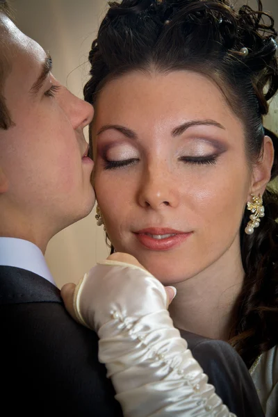 Novia y novio besándose — Foto de Stock