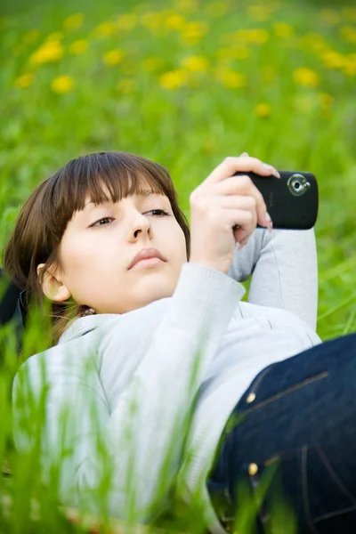 Jeune femme prenant des photos avec appareil photo numérique — Photo