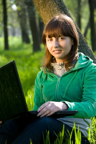 Ευτυχής νεαρή γυναίκα με φορητό υπολογιστή — Φωτογραφία Αρχείου