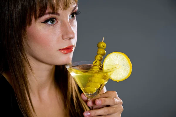Krásná mladá dáma hospodářství martini — Stock fotografie