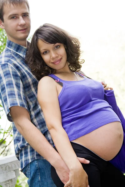 Güzel genç hamile kadın kocası ile — Stok fotoğraf