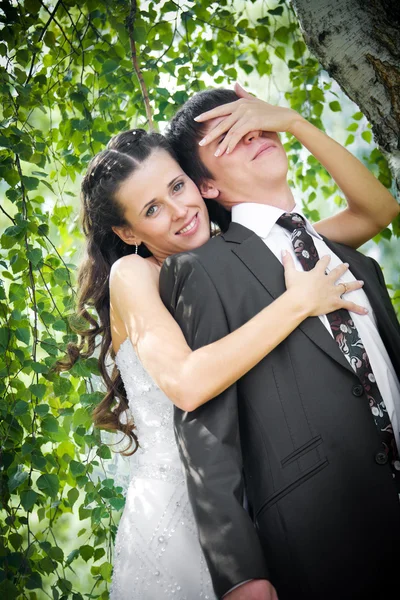 Bruid en bruidegom omarmen — Stockfoto