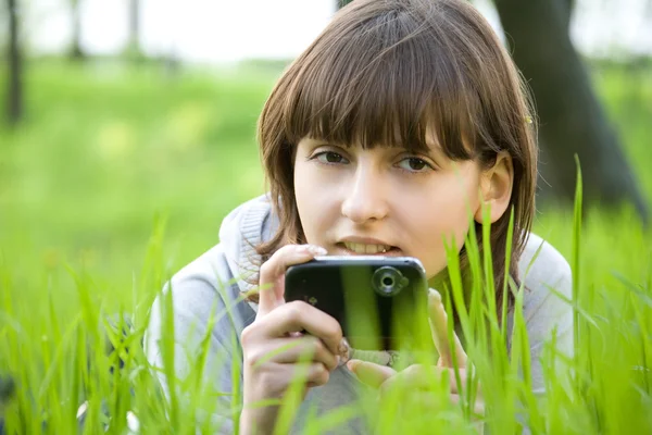 Mladá žena fotografování snímku s digitálním fotoaparátem — Stock fotografie