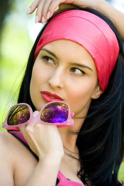 Jovem morena na moda com óculos de sol — Fotografia de Stock