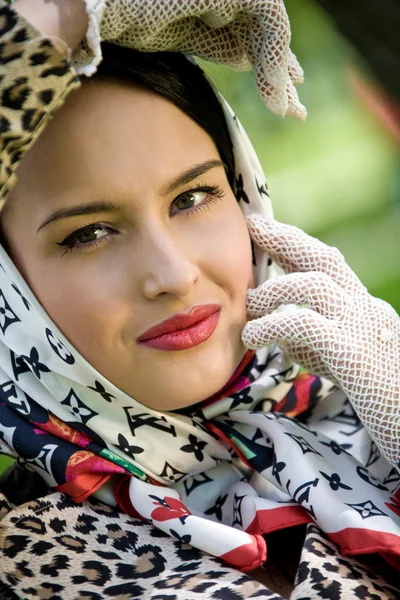 Όμορφη νεαρή μελαχρινή φορώντας μαντήλι — Φωτογραφία Αρχείου