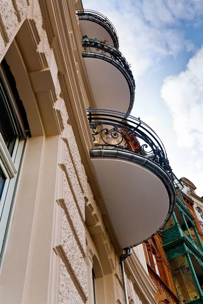 Edificio europeo con balcones — Foto de Stock