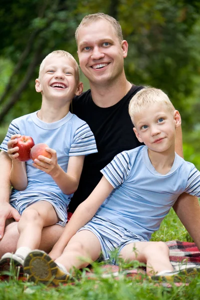 Glad pappa med tvillingpojkar — Stockfoto