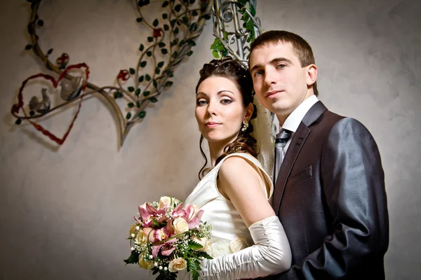 Bela noiva jovem e noivo em ambiente interno — Fotografia de Stock