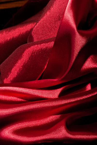 Parlak kırmızı kumaş kıvrımları — Stok fotoğraf