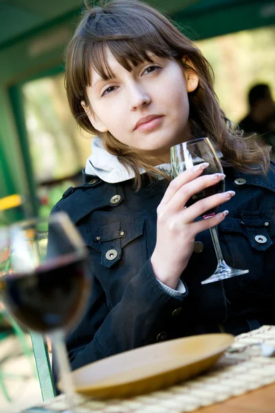 Χαριτωμένο νεαρή γυναίκα με ποτήρι κρασί — Φωτογραφία Αρχείου