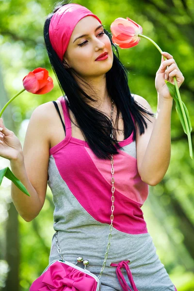 Sexy brunetka s červený Tulipán — Stock fotografie