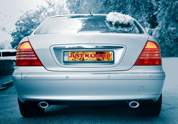Hochzeitsauto für Zeremonie geschmückt — Stockfoto