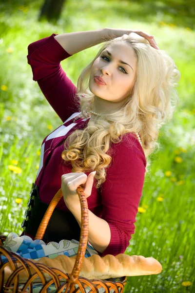 Όμορφη νεαρή ξανθιά με καλάθι στο πάρκο καλοκαίρι — Φωτογραφία Αρχείου
