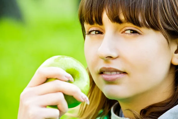 Jolie adolescente fille avec pomme — Photo