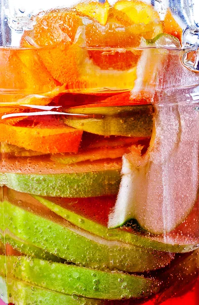 Meyve içki kavanoz içinde canlandırıcı soğutulmuş — Stok fotoğraf
