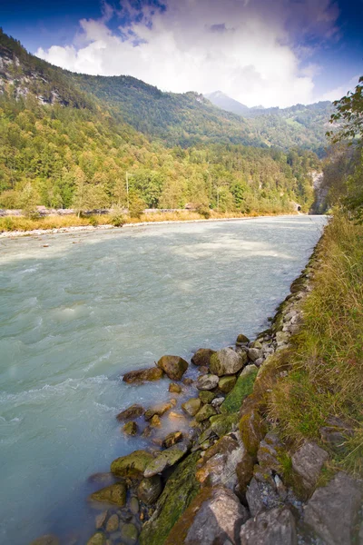 Streaming rio correndo no vale da montanha — Fotografia de Stock