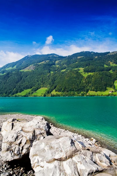 Majestuoso lago de montaña en Suiza — Foto de Stock