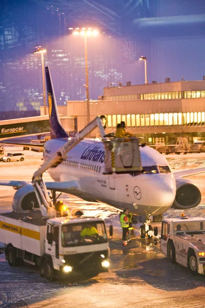 COLOGNE AÉROPORTUAIRE, ALLEMAGNE - HIVER 2010 : Dégivrage des travailleurs aéroportuaires — Photo