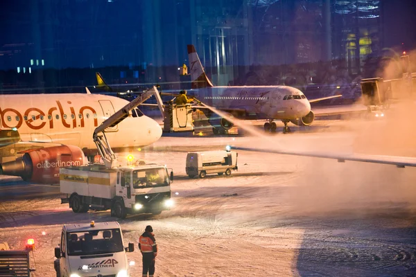 Luchthaven Keulen, Duitsland - winter 2010: luchthaven werknemers defrosti — Stockfoto