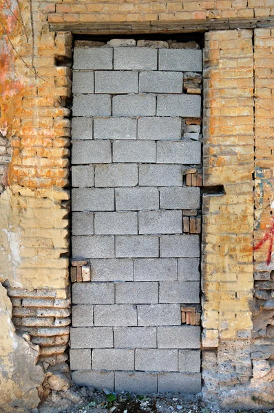 Porta de tijolo e textura de parede de tijolo lascado — Fotografia de Stock