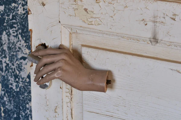 Maniquí muñeca mano vieja puerta — Foto de Stock