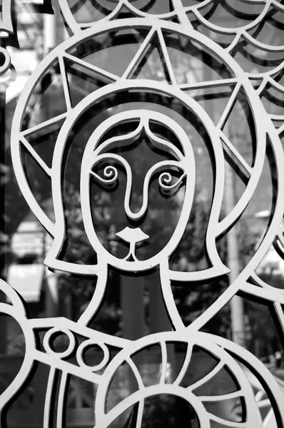 Святой на металлической двери церкви — стоковое фото