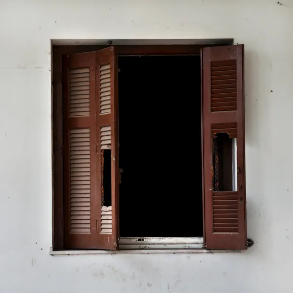 壊れた窓シャッター — ストック写真