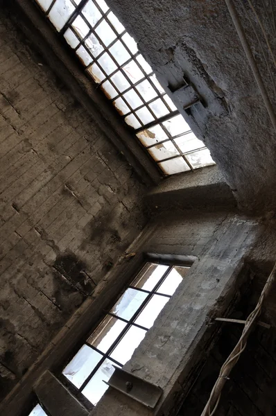 Gebroken windows betonnen wand en plafond — Stockfoto