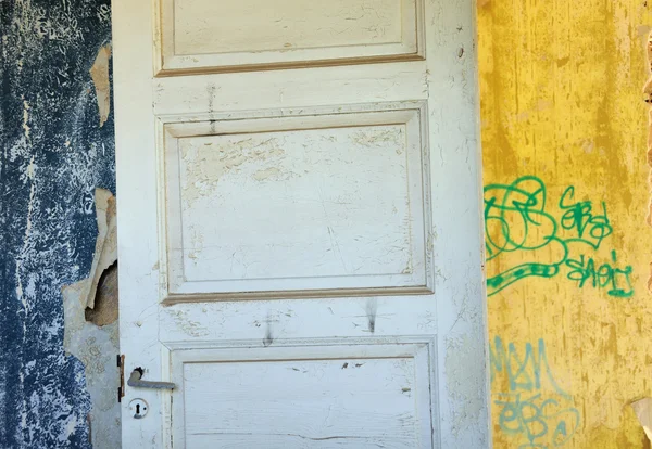 Puerta de madera papel pintado fragmentos pelar la pared —  Fotos de Stock