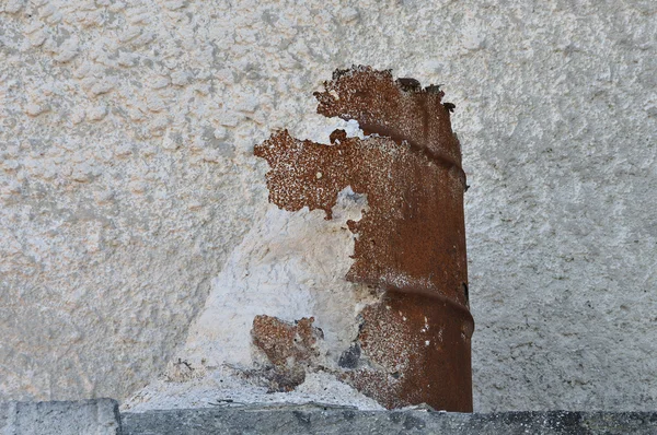 Pó de mármore e barril enferrujado — Fotografia de Stock