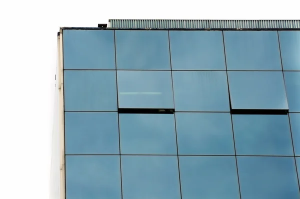 Edificio de oficinas fachada de vidrio — Foto de Stock