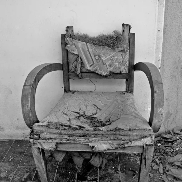 残缺的扶手椅和破碎的玻璃 — 图库照片