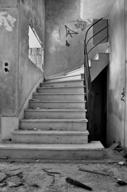 eski merdiven ve kirli kat