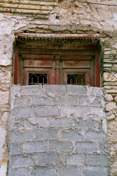 Zugemauerte Vintage-Tür und groteske Mauer — Stockfoto