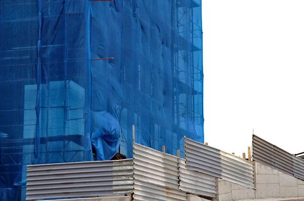 Byggnad täckt med konstruktion skräp nettning — Stockfoto