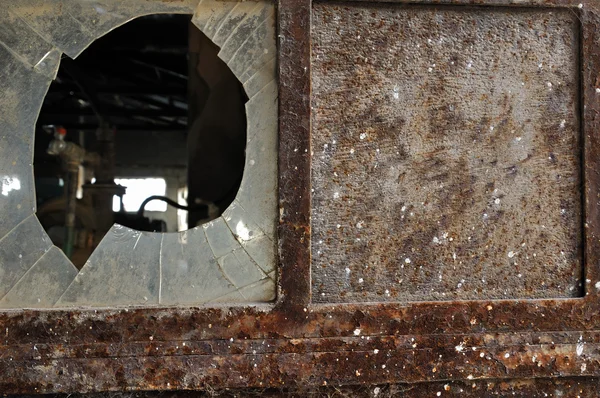 Porta de fábrica enferrujada e vidro quebrado — Fotografia de Stock