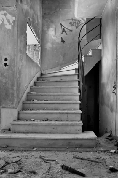 Ancien escalier et sol sale — Photo