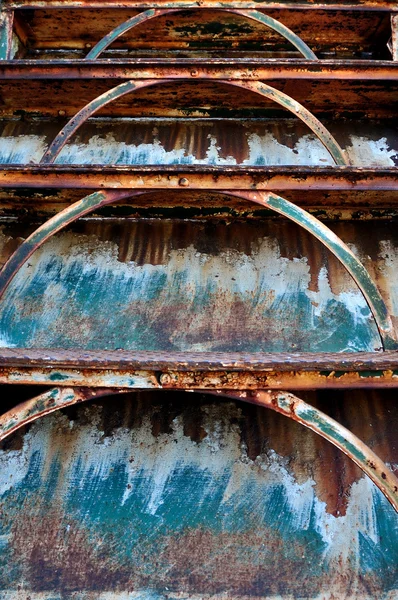 Старая ржавая железная лестница — стоковое фото