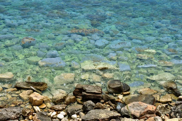 Mare acqua pietra spiaggia fondo — Foto Stock