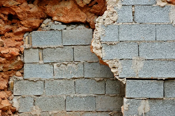 Bruten sten och aska block väggar — Stockfoto