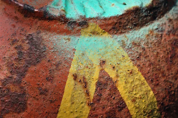 Жовта стрілка на іржавій металевій поверхні — стокове фото