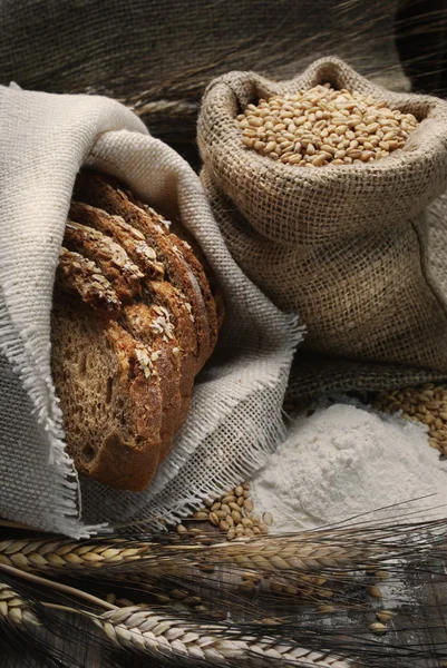 Pão e espigas de trigo — Fotografia de Stock