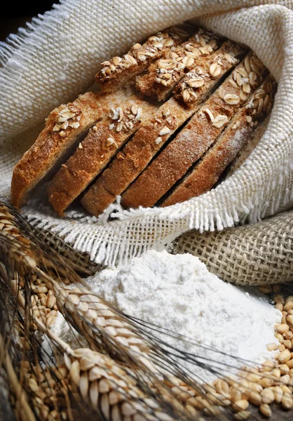 Chleb i pszenica uszy — Zdjęcie stockowe