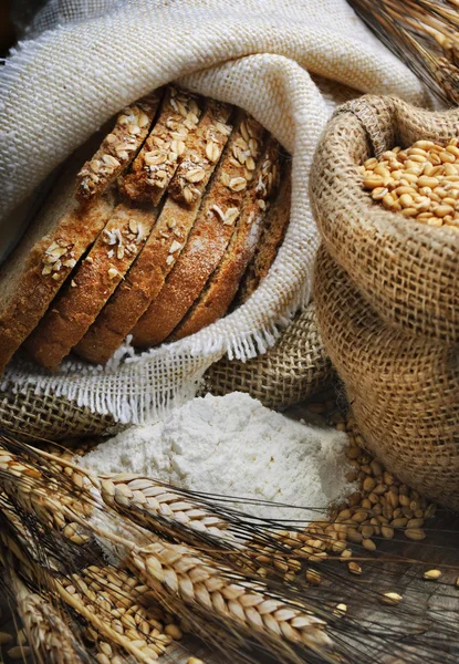 Pane e spighe di grano — Foto Stock