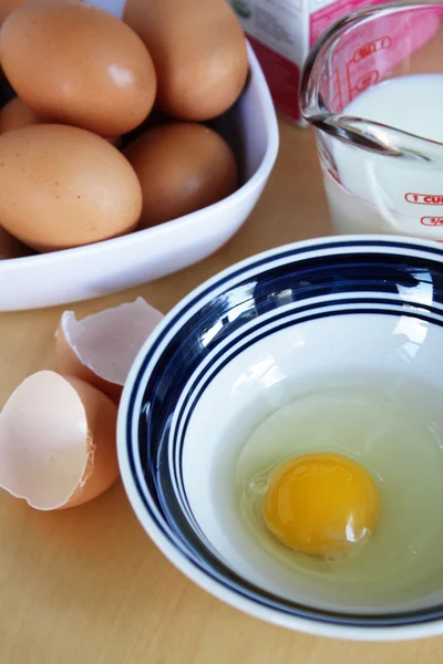 Яйца и молоко на столе — стоковое фото