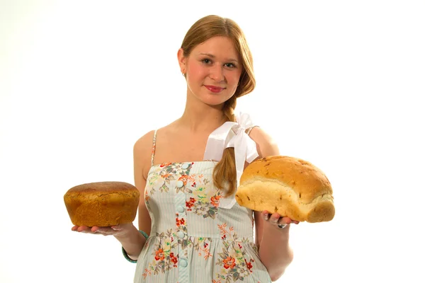 Молодая девушка со свежим хлебом в руках — стоковое фото